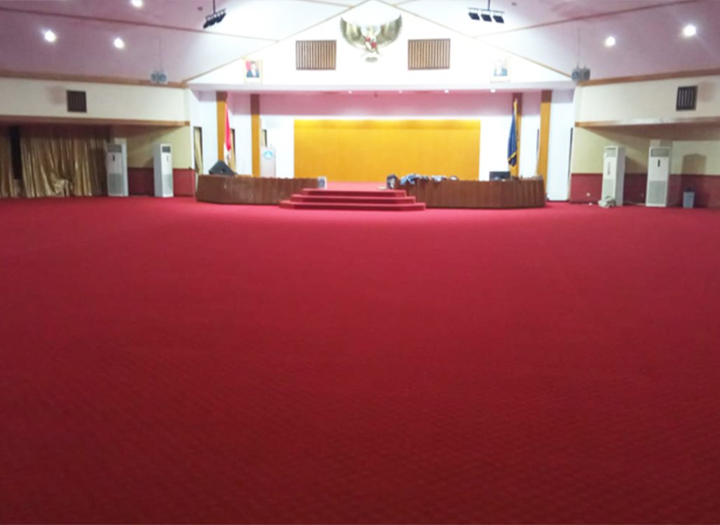 Ruang auditorium dengan karpet merah dari Decorindo Perkasa