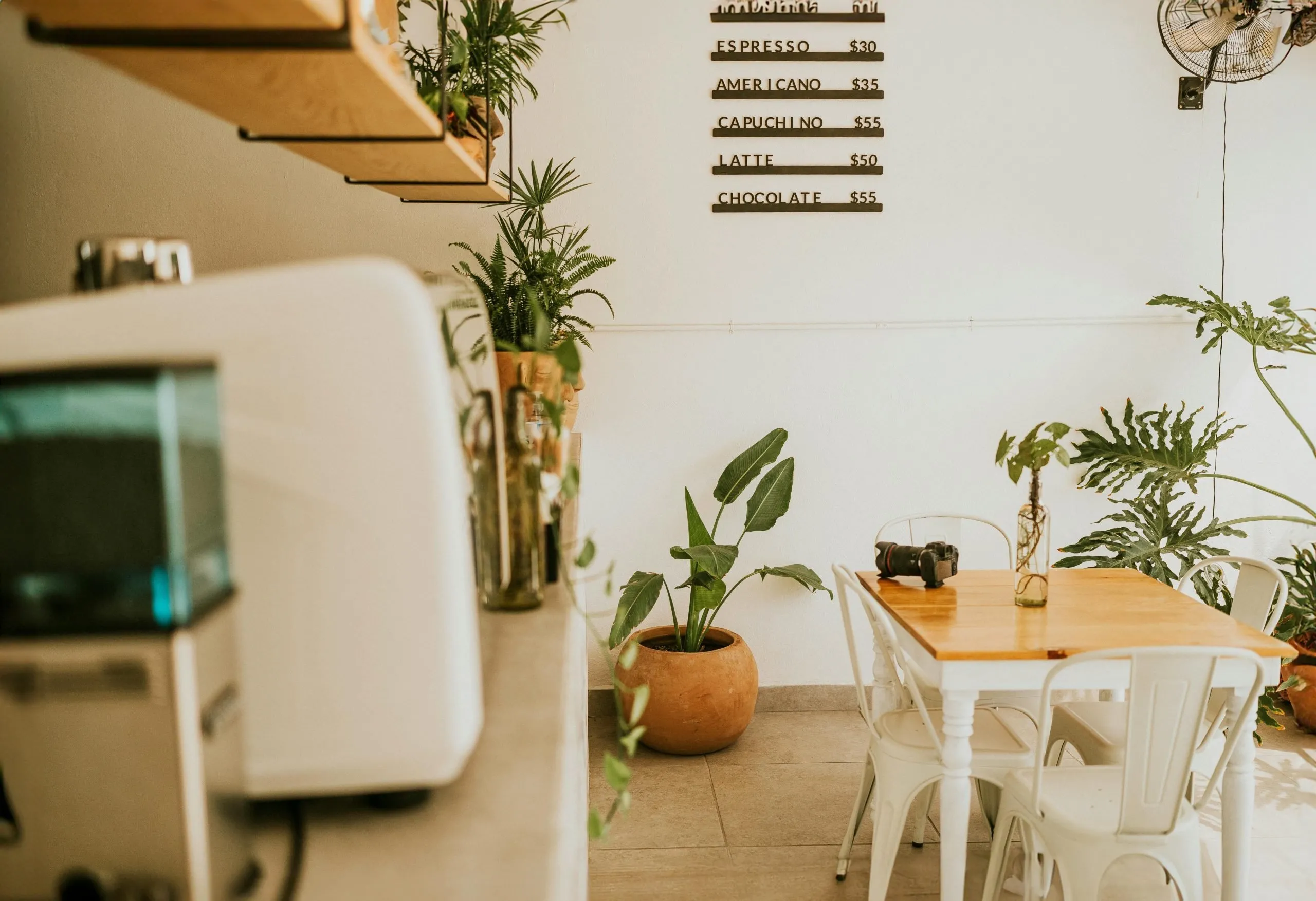 interior cafe minimalis