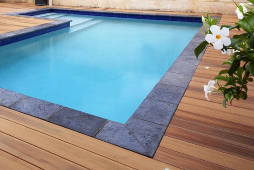 lantai pinggir kolam renang