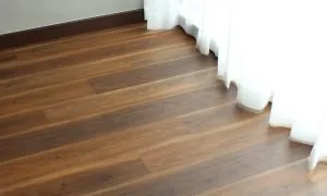 lantai vinyl motif kayu